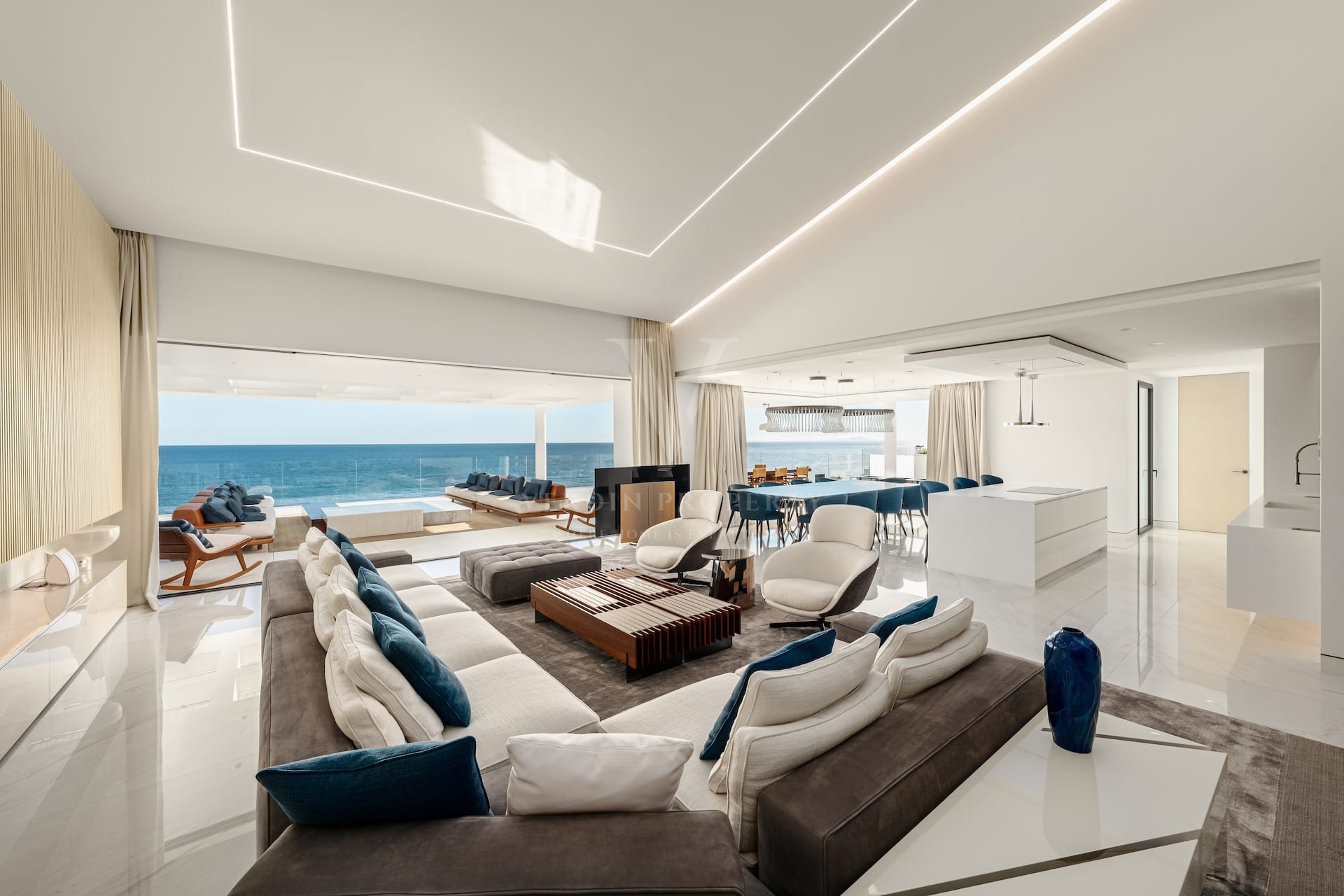 Emare Jade beachfront penthouse - Verdin Property